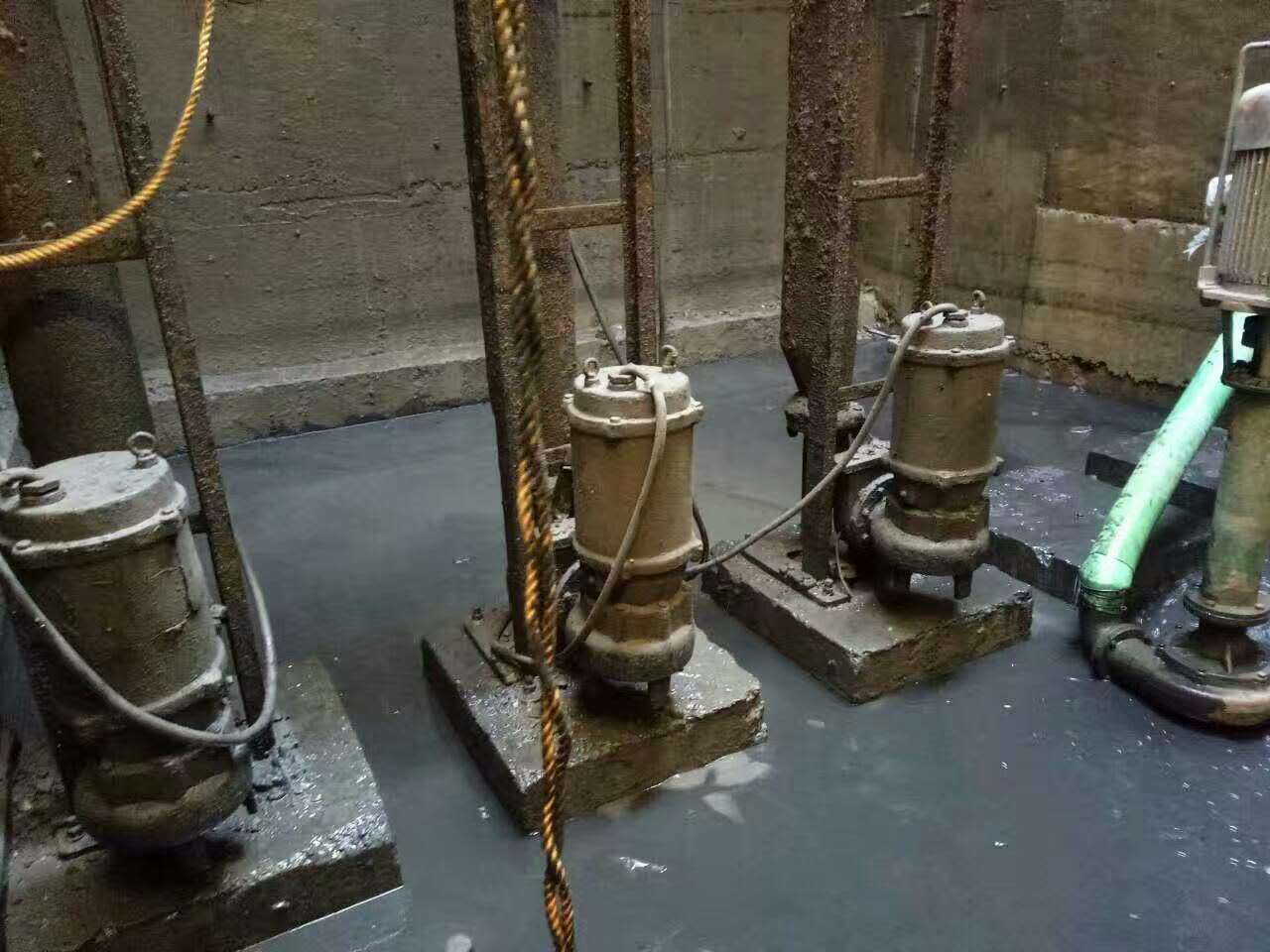 鹤岗污水池清理