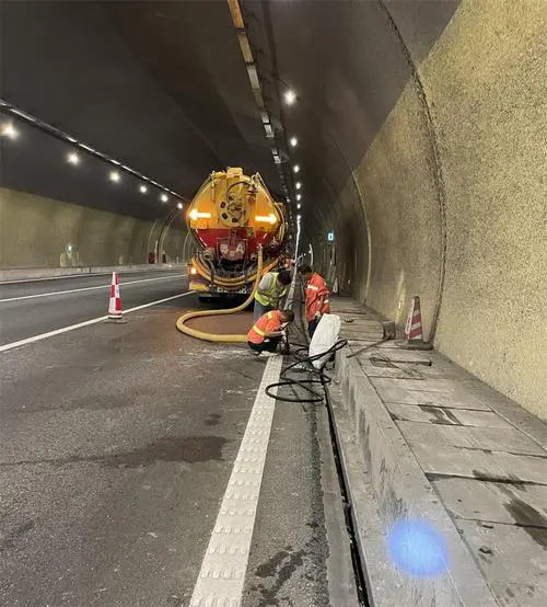 鹤岗隧道排水渠清淤